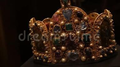 真正古老的古董皇家皇冠，用于官方加冕，装饰着黄金，钻石，红宝石，蓝宝石和